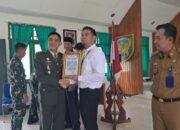 Dandim 0422/LB Letkol Inf Rinto Wijaya, S.A.P., M.I.Pol., M.Han., Berikan Piagam Penghargaan kepada Orang Tua Asuh Usai Pimpin Upacara Kesaktian Pancasila dan Korps Rapot Kenaikan Pangkat