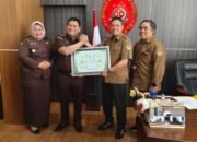 Dua Piagam Penghargaan Di Serahkan Perhutani Bondowoso, Kepada Kejaksaan Negeri Situbondo