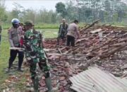 Gerak Cepat Polsek Curahdami Tangani Warga yang Terdampak Angin Puting Beliung di Desa Pakuwesi dan Desa Kupang