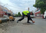 Mitigasi Jelang Nataru, Polres Situbondo Tandai Jalan Berlubang di Jalur Pantura