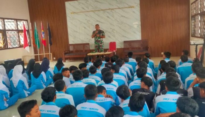 Babinsa Koramil 0822/01 Maesan Lakukan Sosialisasi Penerimaan Prajurit TNI di SMK 1 Maesan