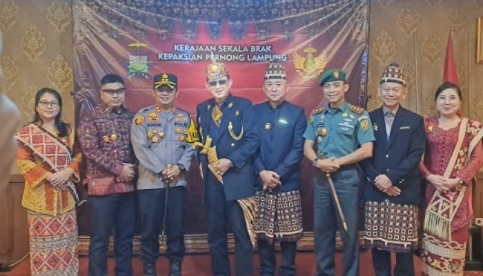 Letkol Inf Rinto Wijaya menerima PIN dan Senjata Pusaka dari kerajaan Skala Brak