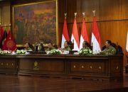 Presiden Prabowo Pimpin Upacara Parade Senja di Akademi Militer