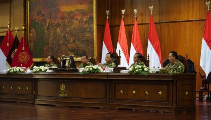 Presiden Prabowo Pimpin Upacara Parade Senja di Akademi Militer