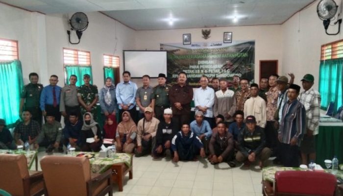 AKHIRI KONFLIK PANJANG, WARGA TANDATANGANI KERJASAMA DENGAN PERUM PERHUTANI KPH BONDOWOSO