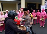 Polres Bondowoso Berbagi Takjil Dengan Tukang Becak