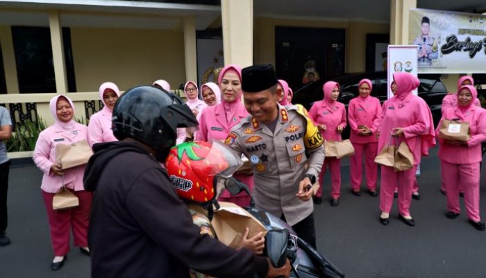 Polres Bondowoso Berbagi Takjil Dengan Tukang Becak