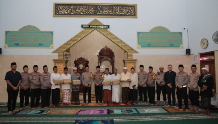 Takmir dan Marbot Masjid Al Baiturrahman Dapatkan Tali Asih dari Polres Jember