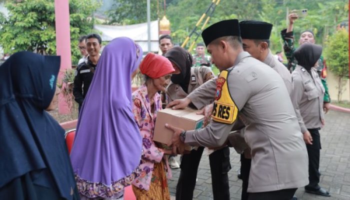 Raih Berkah Ramadhan, Polres Jember Beri Bantuan Sosial Untuk Kaum Duafa
