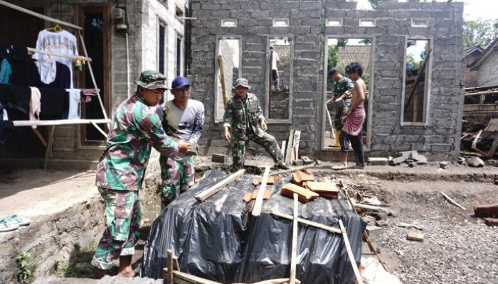 Dari Samudra ke Tanah Rakyat! Pratu Marinir Okky Pimpin Renovasi Rumah di TMMD 123 Bondowoso