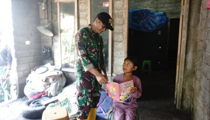Prajurit TNI Ini Dapat Pujian! Bantu Anak Warga Kerjakan PR di Tengah TMMD