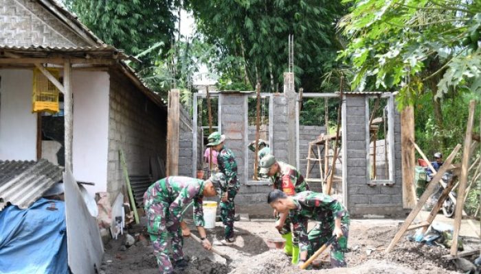Babinsa Sertu Bambang Turun Tangan, Renovasi Rumah Warga Capai 50 Persen