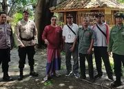 ASPER KBKPH PANARUKAN DAN POLSEK KENDIT, LAKUKAN PEREMPESAN ATAU PANGKAS POHON DI WISATA BEACH FOREST SITUBONDO