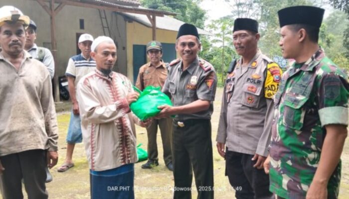 PEDULI PEKERJA, PERUM PERHUTANI KPH BONDOWOSO GELONTORKAN BANTUAN 1081 PAKET SEMBAKO