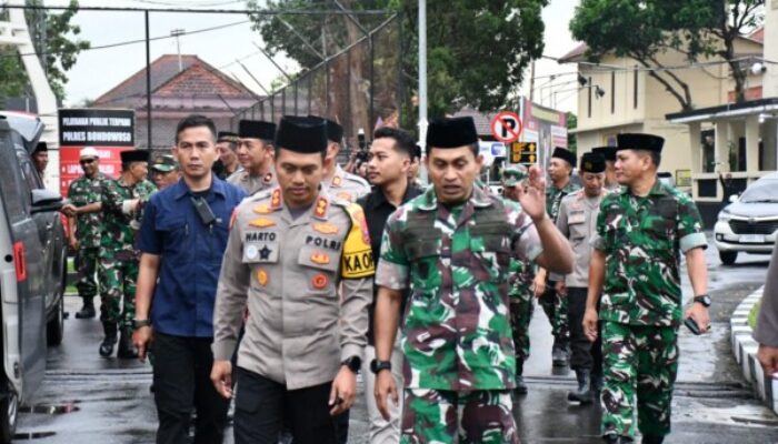 Wujudkan Sinergitas TNI-Polri Bondowoso, Dandim 0822 Dan Kapolres Bondowoso Berbagi Takjil