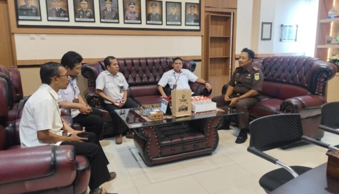 KAJARI BONDOWOSO MENERIMA PIAGAM PENGHARGAAN DARI PERUM PERHUTANI