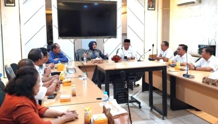SMSI Jatim dan Rektor Unitomo Berdiskusi Soal Tantangan Media Massa