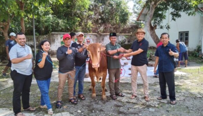 PERUM PERHUTANI KPH BONDOWOSO BAGIKAN DAGING QURBAN UNTUK FAQIR MISKIN