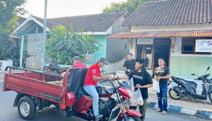 Jumat Berkah : Berbagi Itu Indah,Anggota SMSI Memberikan Nasi Bungkus Gratis