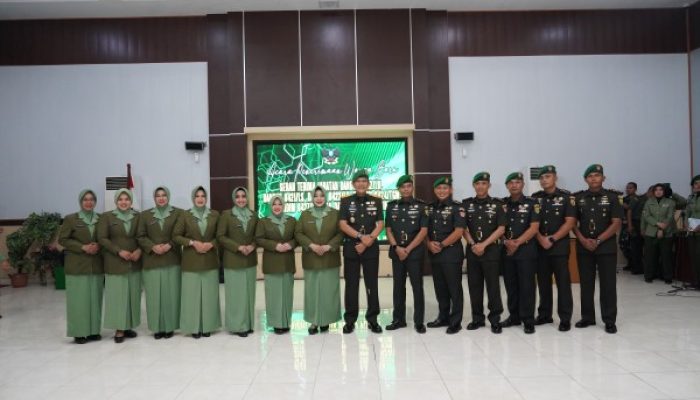 Letkol Inf Rinto Wijaya, S.A.P.,M.I.Pol.,M.Han. Serahterimakan Tongkat Komando Kodim 0422/Lampung Barat kepada Letkol Inf Rizky Kurniawan