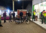 Wujud Kebersamaan, Babinsa dan Banser Menyapa Warga Lewat Patroli Malam