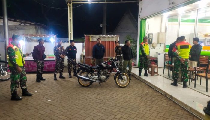 Wujud Kebersamaan, Babinsa dan Banser Menyapa Warga Lewat Patroli Malam