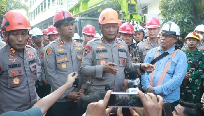 Kapolda Jatim Tinjau Evakuasi Korban Robohnya Bangunan Ponpes Al Khoziny di Sidoarjo