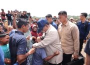 Presiden Prabowo Subianto meninjau langsung tenda pengungsian korban bencana di Kabupaten Bireuen, Provinsi Aceh, pada Minggu, 7 Desember 2025.