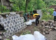 Plengsengan Roboh di Leprak Diperbaiki, Babinsa Turun Langsung Pimpin Karya Bhakti Warga