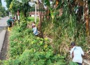 Saluran Air Dibersihkan, Babinsa Cindogo Turun Langsung Bersama Petani Demi Cegah Banjir