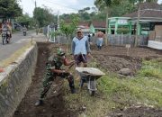 Dorong Ketahanan Kesehatan Warga,Babinsa Petung Dampingi Pembuatan Taman TOGA