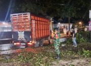 Aksi Sigap Babinsa 0822 Bantu Evakuasi Truk Tabrak Tembok Alfamart di Badean