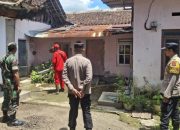 Babinsa Sumbersuko Dampingi Fogging Dinkes Bondowoso, Antisipasi Ancaman DBD