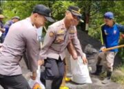 Gotong Royong Polres Lumajang dan Warga Pasang Ratusan Bronjong di Lokasi Longsor