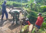 Sigap! Babinsa di Bondowoso Gotong Royong Perbaiki Jembatan Pasca Longsor