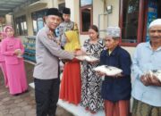 Polri Untuk Masyarakat : AKP Nisin Pimpin Bagi Takjil Berikan Edukasi Tentang Tertib Lalu Lintas