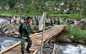 Dandim 0822 Terjun Langsung, Jadi Penggerak Pembangunan Jembatan Perintis Garuda