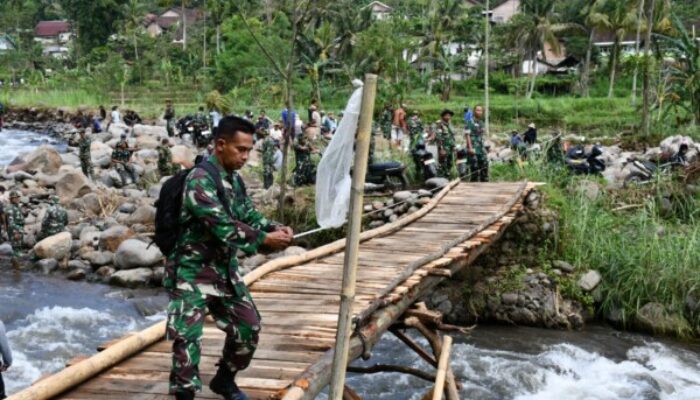 Dandim 0822 Terjun Langsung, Jadi Penggerak Pembangunan Jembatan Perintis Garuda