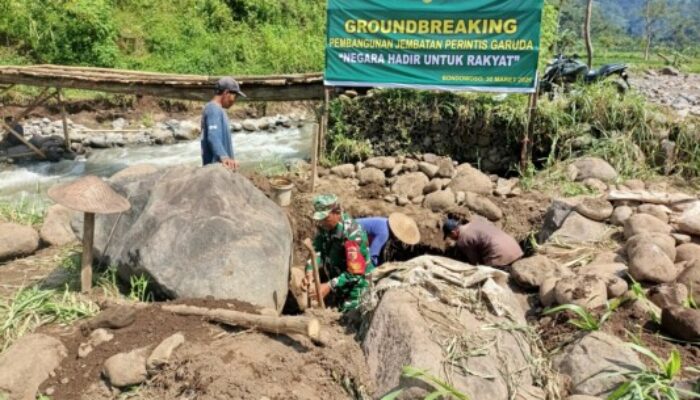 Babinsa Jadi Ujung Tombak! Sertu Agus Budi Pimpin Gotong Royong Warga Bangun Jembatan Garuda