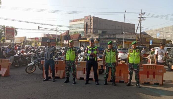 Sinergitas Babinsa dan Polisi serta Dishub Amankan Car Free Day di Alun-Alun Bondowoso