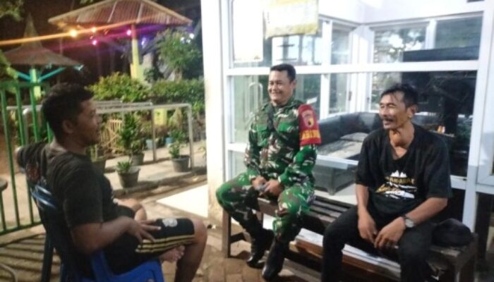 Babinsa Aktif Komsos di Arak-Arak, Ajak Warga Jaga Kebersihan dan Keamanan Lingkungan