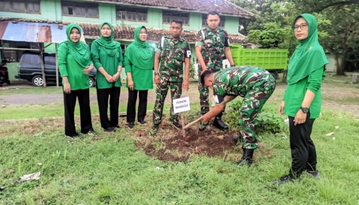 Dukung Ruang Terbuka Hijau, Perhutani Bondowoso Serahkan Bibit Buah ke Subdenpom