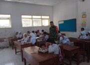 Babinsa Kawal Ketat Distribusi 2.137 Paket Makan Bergizi Gratis di Pujer, Ribuan Siswa dan Warga Terlayani