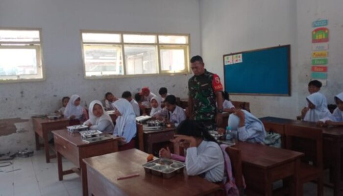 Babinsa Kawal Ketat Distribusi 2.137 Paket Makan Bergizi Gratis di Pujer, Ribuan Siswa dan Warga Terlayani