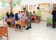 Sigap dan Humanis, Babinsa Sertu Mulyono Kawal Pendistribusian MBG di Tlogosari