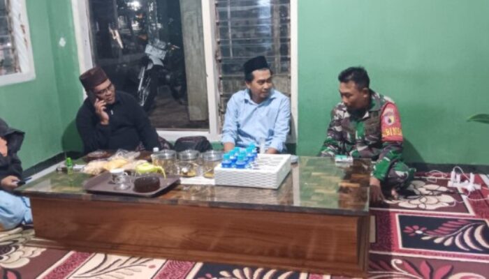 Babinsa Koramil Wringin Pererat Kedekatan dengan Warga Lewat Komsos Malam Hari di Desa Wringin