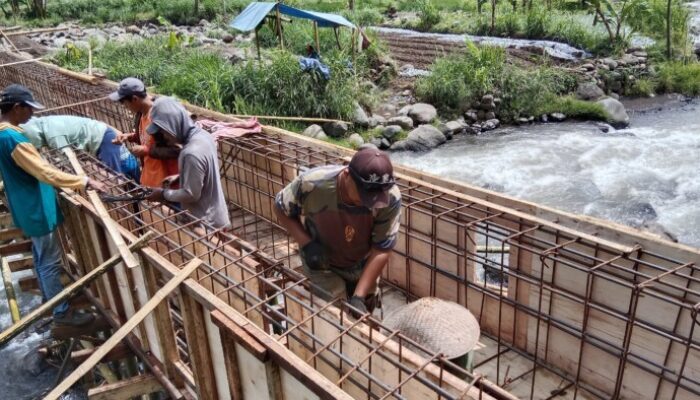Begesting Jadi Tahap Krusial, Babinsa Gerakkan Warga Bangun Jembatan Garuda