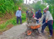 Gotong Royong Tanpa Henti, Babinsa Koramil 0822/05 Wringin Bersama Warga Banyu Wulu Pasang Cempolong dan Rambat Jalan