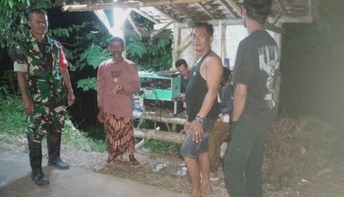 Jaga Keamanan Lingkungan, Babinsa Dawuhan Aktif Komsos Bersama Warga di Pos Kamling