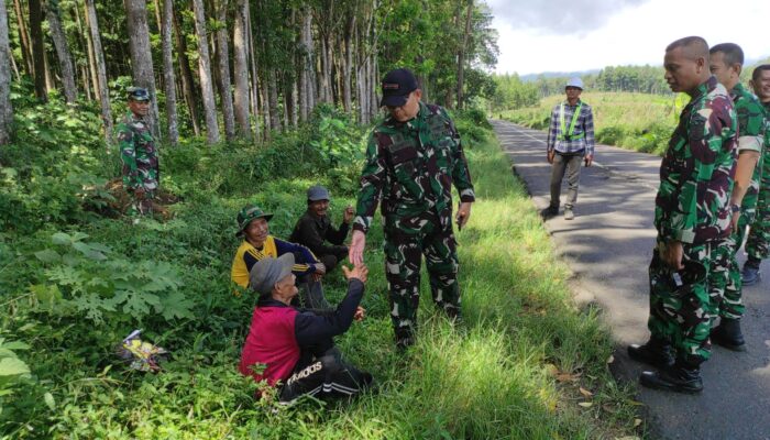 Humanis dan Membumi, Dandim 0822 Bondowoso Ngobrol Santai dengan Petani Kopi di Lereng Sumber Wringin